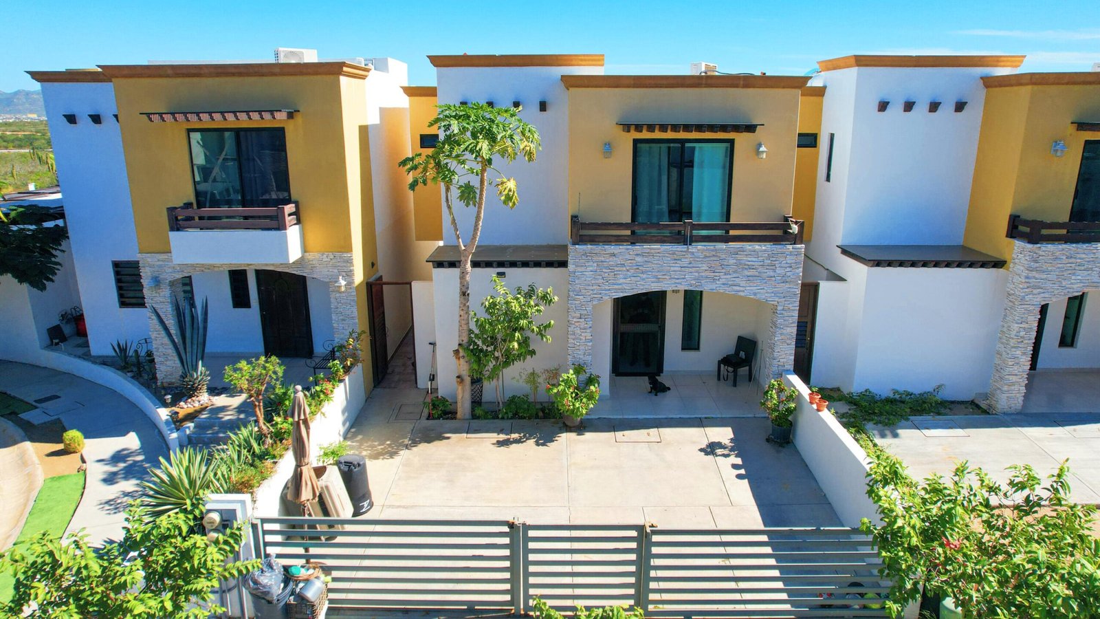 Cabo San Lucas Portales House for sale located in the Portales neighborhood of Cabo San Lucas, a residential area with excellent connectivity and high demand. The property is offered fully furnished and equipped, ready to move in or generate rental income.It has 3 bedrooms and 2.5 bathrooms, well-distributed spaces, a living room and dining room with good natural lighting, and a modern equipped kitchen. It has a private patio, ideal for socializing or relaxing, as well as parking and controlled access.A very attractive option for family living or investment, with easy access to supermarkets, schools, main roads, and shopping areas.Price: 4,500,000 MXN – PORTALES CASA DORADA, Cabo San Lucas, Cabo San Lucas, BS