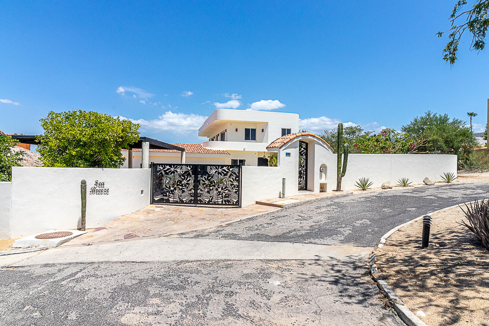 Cabo San Lucas Lomas Del Faro Casa en venta en Lomas del Faro Viejo, Los Cabos, con 225 m² de terreno y 130 m² de construcción distribuidos en dos niveles. La propiedad cuenta con amplia área de sala y comedor, cocina equipada con isla central y medio baño para visitas. En el exterior ofrece cochera para un vehículo, terraza, jardín y área de lavado de gran tamaño con pasto sintético.En planta baja se encuentran dos recámaras, cada una con clóset y baño completo privado, además de un espacio ideal para sala de televisión o área familiar. En la planta alta se ubica la recámara principal, que cuenta con clóset, baño completo, área de estudio y acceso a una terraza privada.La vivienda dispone de cisterna con capacidad de 10,000 litros y ofrece espacios amplios, funcionales y modernos. for sale