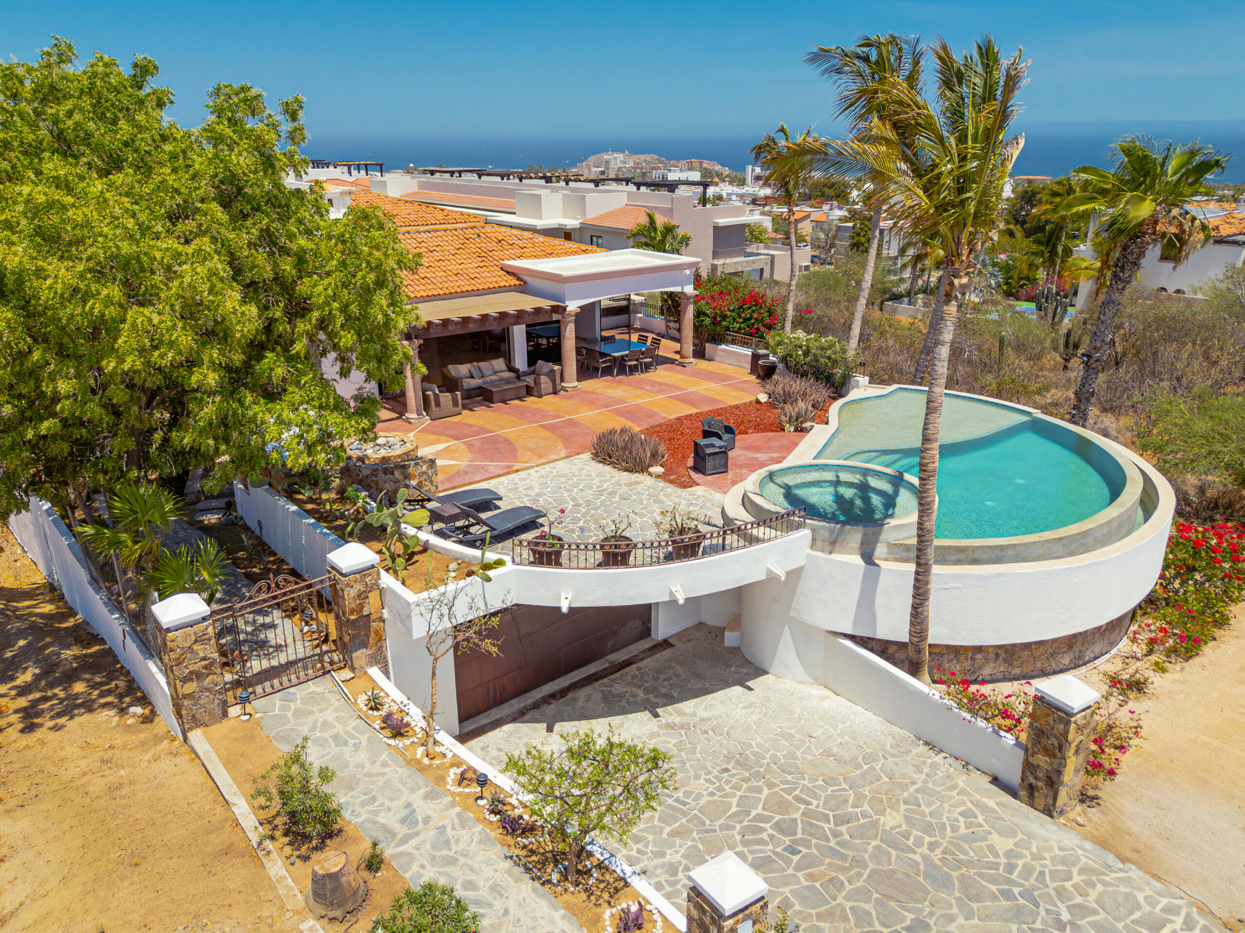 Cabo San Lucas Lomas Del Faro Casa en venta en Lomas del Faro Viejo, Los Cabos, con 225 m² de terreno y 130 m² de construcción distribuidos en dos niveles. La propiedad cuenta con amplia área de sala y comedor, cocina equipada con isla central y medio baño para visitas. En el exterior ofrece cochera para un vehículo, terraza, jardín y área de lavado de gran tamaño con pasto sintético.En planta baja se encuentran dos recámaras, cada una con clóset y baño completo privado, además de un espacio ideal para sala de televisión o área familiar. En la planta alta se ubica la recámara principal, que cuenta con clóset, baño completo, área de estudio y acceso a una terraza privada.La vivienda dispone de cisterna con capacidad de 10,000 litros y ofrece espacios amplios, funcionales y modernos. for sale