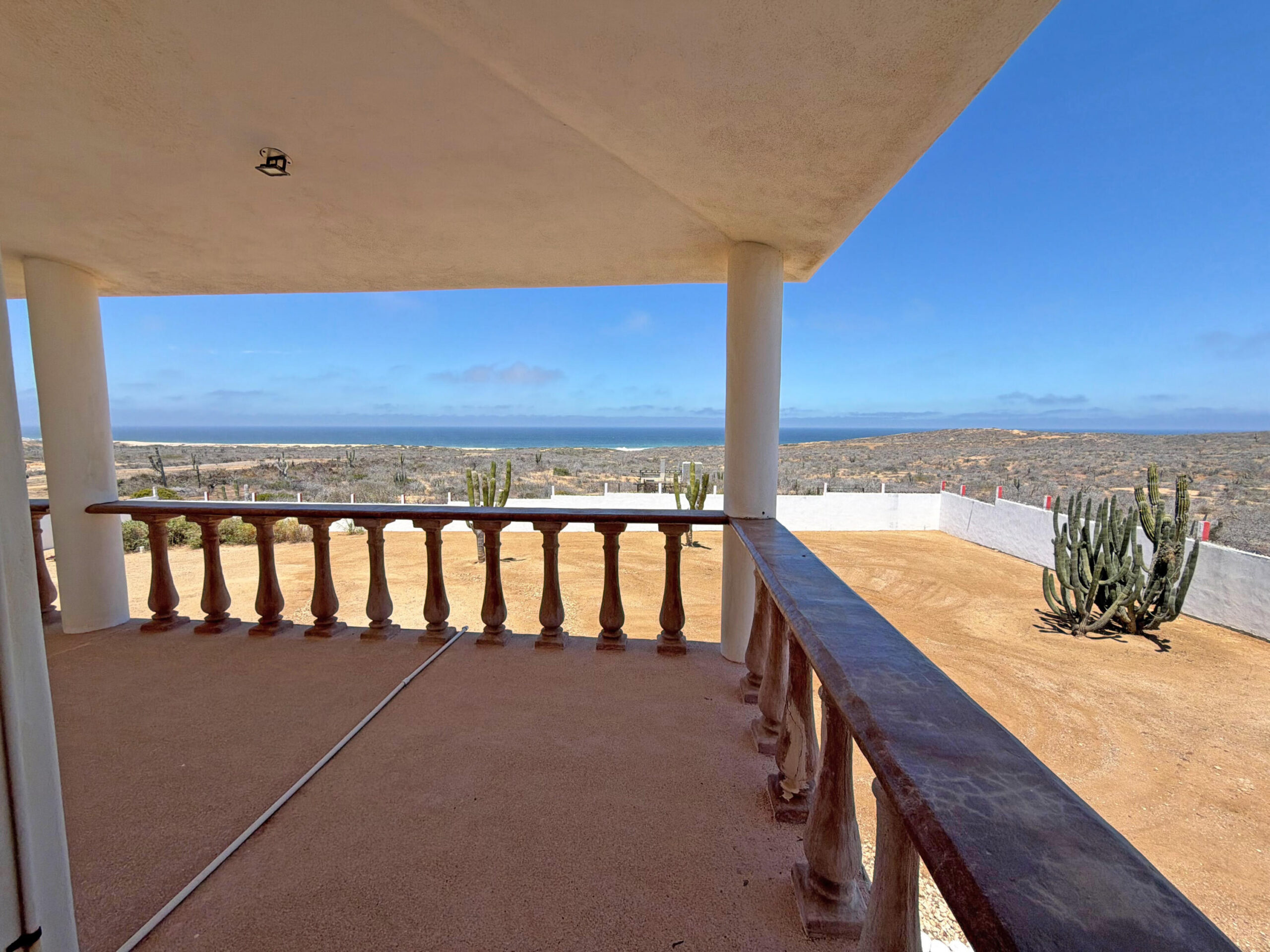 Cabo San Lucas Lomas Del Faro Casa en venta en Lomas del Faro Viejo, Los Cabos, con 225 m² de terreno y 130 m² de construcción distribuidos en dos niveles. La propiedad cuenta con amplia área de sala y comedor, cocina equipada con isla central y medio baño para visitas. En el exterior ofrece cochera para un vehículo, terraza, jardín y área de lavado de gran tamaño con pasto sintético.En planta baja se encuentran dos recámaras, cada una con clóset y baño completo privado, además de un espacio ideal para sala de televisión o área familiar. En la planta alta se ubica la recámara principal, que cuenta con clóset, baño completo, área de estudio y acceso a una terraza privada.La vivienda dispone de cisterna con capacidad de 10,000 litros y ofrece espacios amplios, funcionales y modernos. for sale