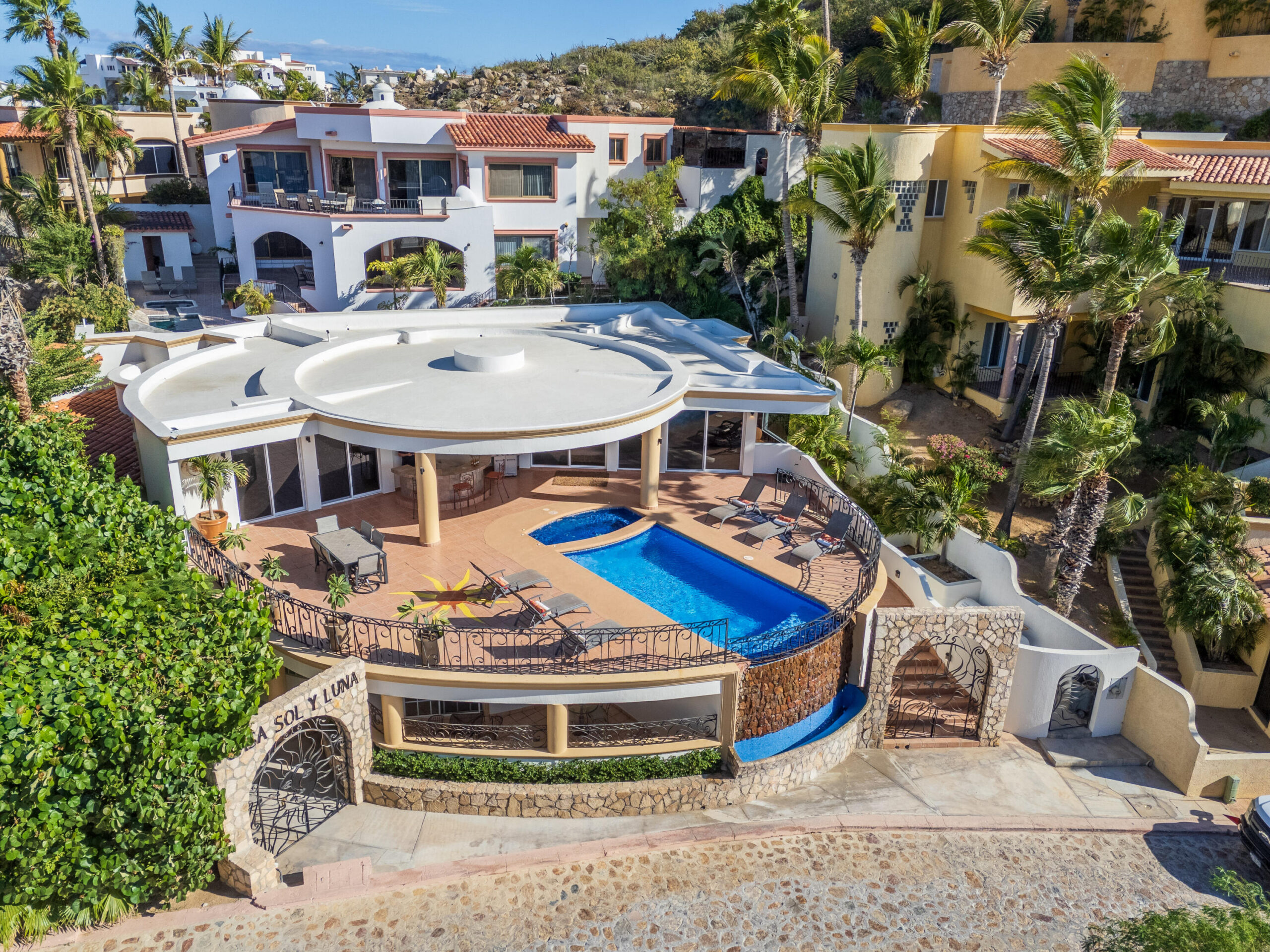 Cabo San Lucas Lomas Del Faro Casa en venta en Lomas del Faro Viejo, Los Cabos, con 225 m² de terreno y 130 m² de construcción distribuidos en dos niveles. La propiedad cuenta con amplia área de sala y comedor, cocina equipada con isla central y medio baño para visitas. En el exterior ofrece cochera para un vehículo, terraza, jardín y área de lavado de gran tamaño con pasto sintético.En planta baja se encuentran dos recámaras, cada una con clóset y baño completo privado, además de un espacio ideal para sala de televisión o área familiar. En la planta alta se ubica la recámara principal, que cuenta con clóset, baño completo, área de estudio y acceso a una terraza privada.La vivienda dispone de cisterna con capacidad de 10,000 litros y ofrece espacios amplios, funcionales y modernos. for sale