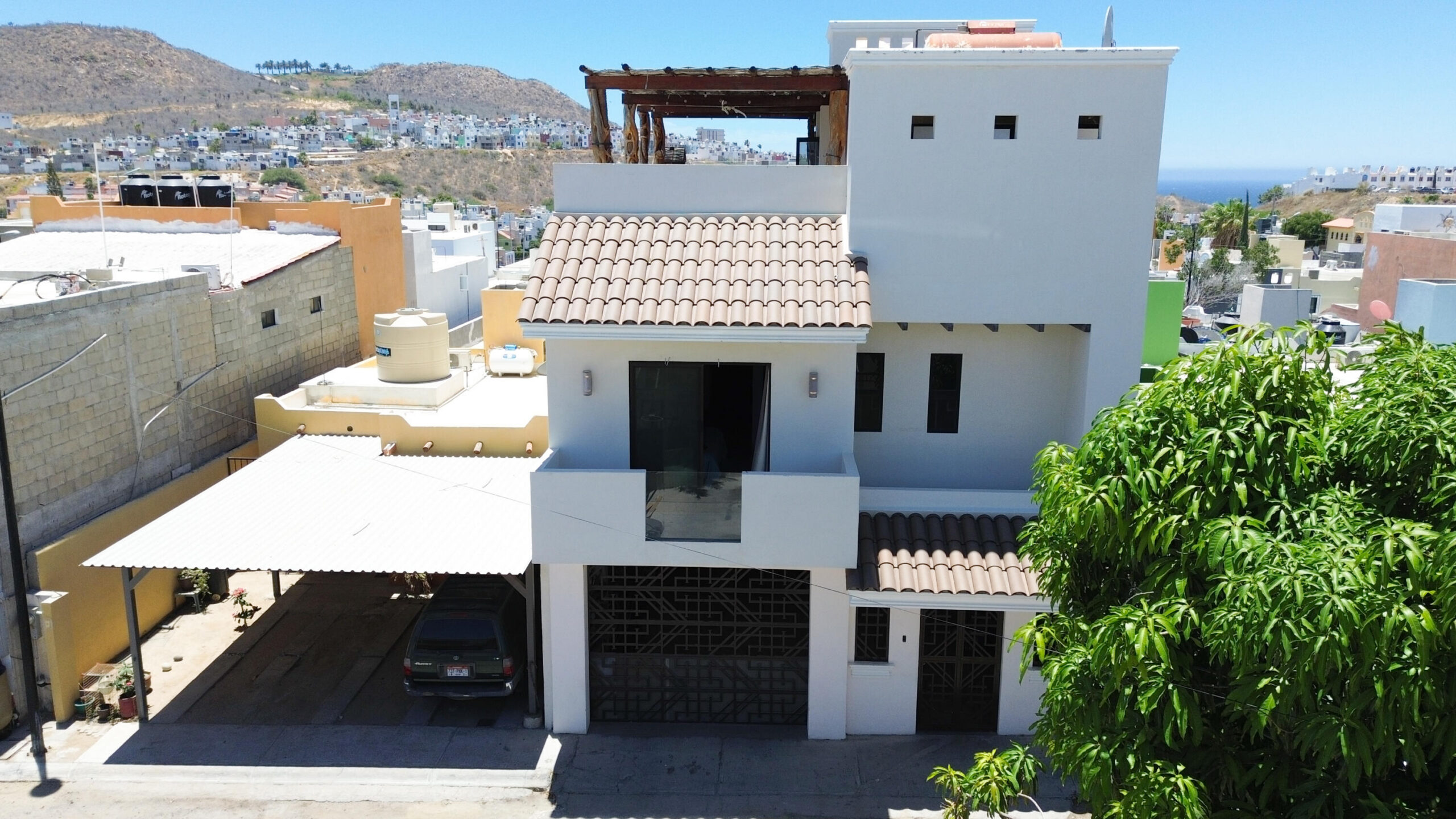 Cabo San Lucas Lomas Del Faro Casa en venta en Lomas del Faro Viejo, Los Cabos, con 225 m² de terreno y 130 m² de construcción distribuidos en dos niveles. La propiedad cuenta con amplia área de sala y comedor, cocina equipada con isla central y medio baño para visitas. En el exterior ofrece cochera para un vehículo, terraza, jardín y área de lavado de gran tamaño con pasto sintético.En planta baja se encuentran dos recámaras, cada una con clóset y baño completo privado, además de un espacio ideal para sala de televisión o área familiar. En la planta alta se ubica la recámara principal, que cuenta con clóset, baño completo, área de estudio y acceso a una terraza privada.La vivienda dispone de cisterna con capacidad de 10,000 litros y ofrece espacios amplios, funcionales y modernos. for sale