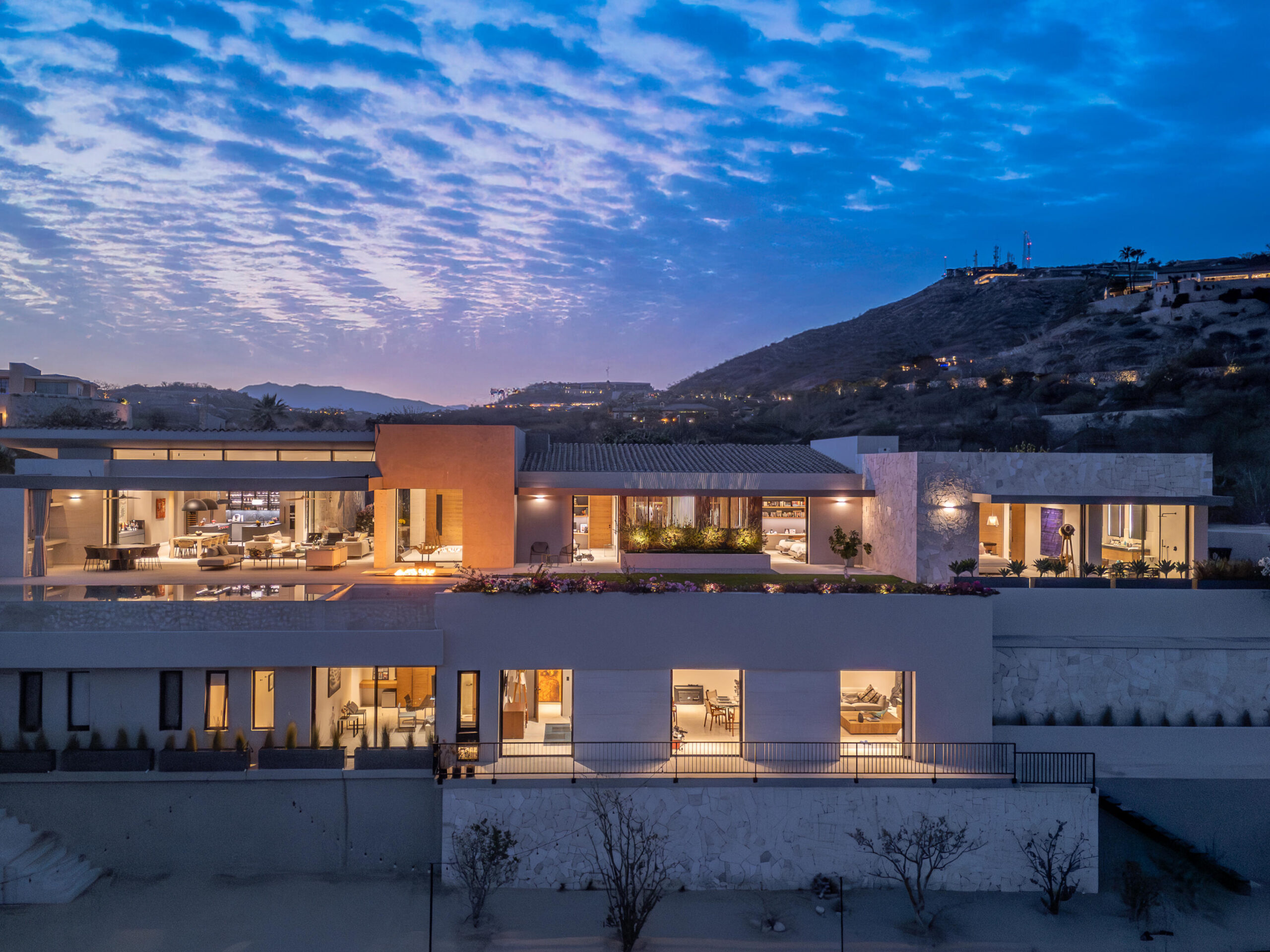 Cabo San Lucas Lomas Del Faro Casa en venta en Lomas del Faro Viejo, Los Cabos, con 225 m² de terreno y 130 m² de construcción distribuidos en dos niveles. La propiedad cuenta con amplia área de sala y comedor, cocina equipada con isla central y medio baño para visitas. En el exterior ofrece cochera para un vehículo, terraza, jardín y área de lavado de gran tamaño con pasto sintético.En planta baja se encuentran dos recámaras, cada una con clóset y baño completo privado, además de un espacio ideal para sala de televisión o área familiar. En la planta alta se ubica la recámara principal, que cuenta con clóset, baño completo, área de estudio y acceso a una terraza privada.La vivienda dispone de cisterna con capacidad de 10,000 litros y ofrece espacios amplios, funcionales y modernos. for sale