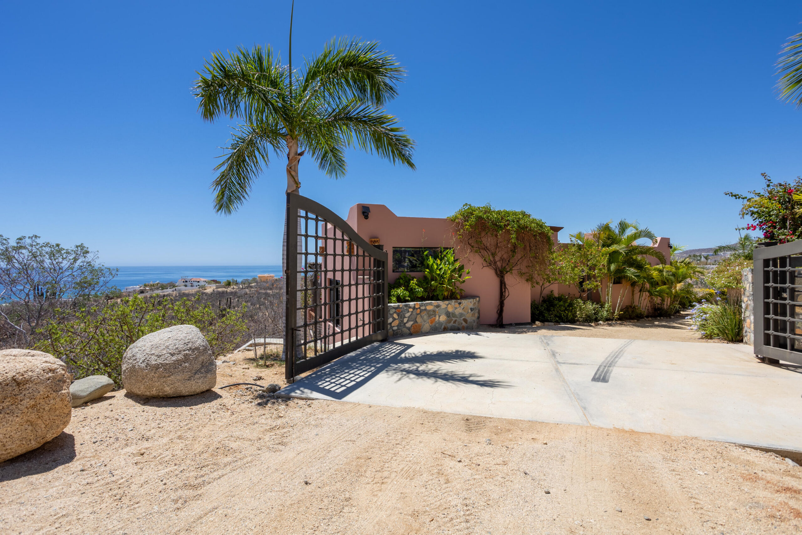 Cabo San Lucas Lomas Del Faro Casa en venta en Lomas del Faro Viejo, Los Cabos, con 225 m² de terreno y 130 m² de construcción distribuidos en dos niveles. La propiedad cuenta con amplia área de sala y comedor, cocina equipada con isla central y medio baño para visitas. En el exterior ofrece cochera para un vehículo, terraza, jardín y área de lavado de gran tamaño con pasto sintético.En planta baja se encuentran dos recámaras, cada una con clóset y baño completo privado, además de un espacio ideal para sala de televisión o área familiar. En la planta alta se ubica la recámara principal, que cuenta con clóset, baño completo, área de estudio y acceso a una terraza privada.La vivienda dispone de cisterna con capacidad de 10,000 litros y ofrece espacios amplios, funcionales y modernos. for sale