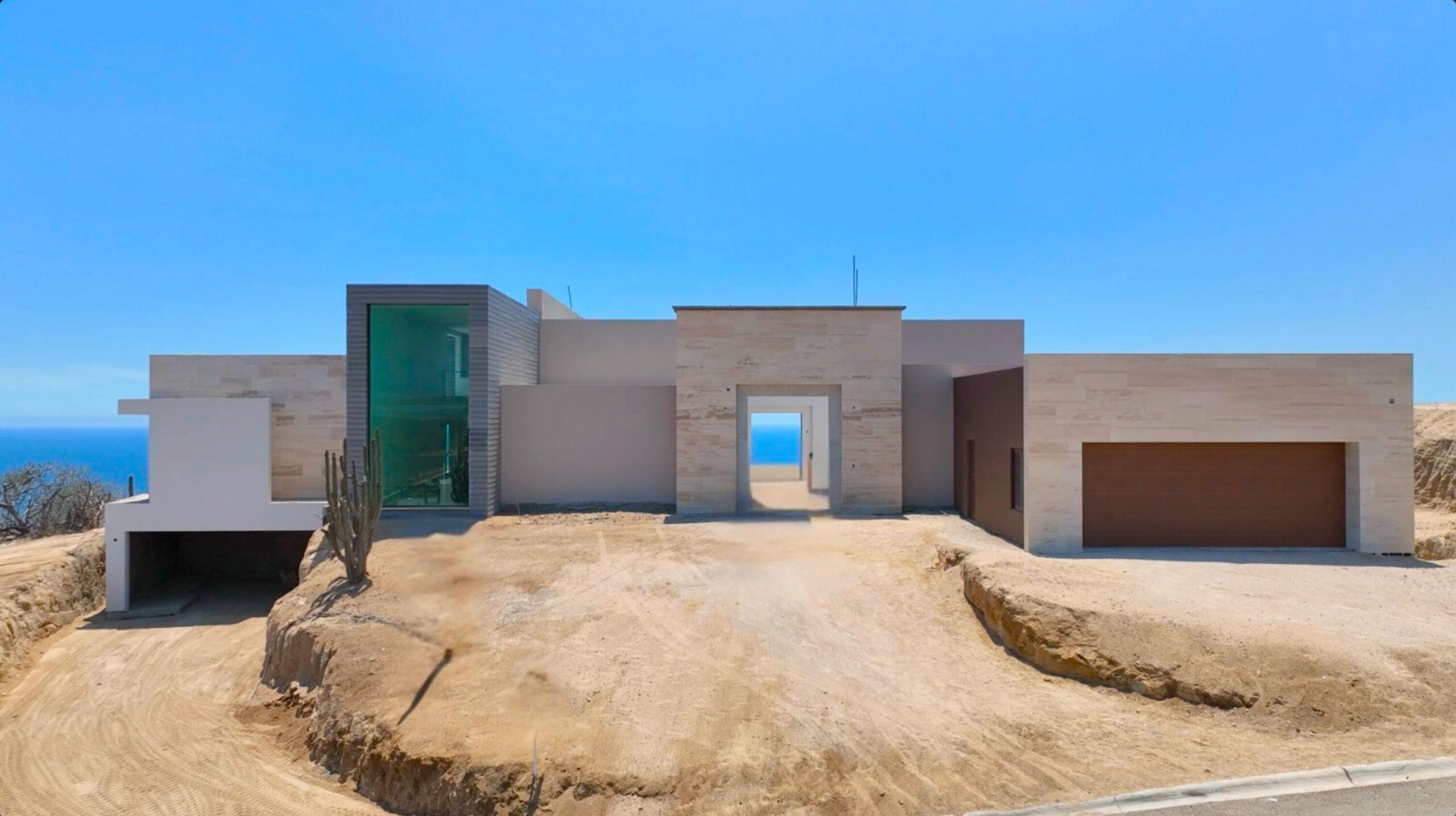 Cabo San Lucas Lomas Del Faro Casa en venta en Lomas del Faro Viejo, Los Cabos, con 225 m² de terreno y 130 m² de construcción distribuidos en dos niveles. La propiedad cuenta con amplia área de sala y comedor, cocina equipada con isla central y medio baño para visitas. En el exterior ofrece cochera para un vehículo, terraza, jardín y área de lavado de gran tamaño con pasto sintético.En planta baja se encuentran dos recámaras, cada una con clóset y baño completo privado, además de un espacio ideal para sala de televisión o área familiar. En la planta alta se ubica la recámara principal, que cuenta con clóset, baño completo, área de estudio y acceso a una terraza privada.La vivienda dispone de cisterna con capacidad de 10,000 litros y ofrece espacios amplios, funcionales y modernos. for sale