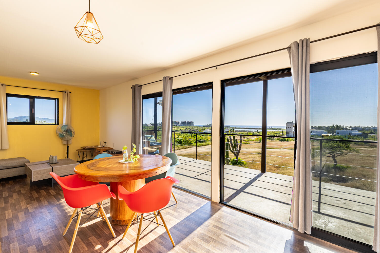 Cabo San Lucas Lomas Del Faro Casa en venta en Lomas del Faro Viejo, Los Cabos, con 225 m² de terreno y 130 m² de construcción distribuidos en dos niveles. La propiedad cuenta con amplia área de sala y comedor, cocina equipada con isla central y medio baño para visitas. En el exterior ofrece cochera para un vehículo, terraza, jardín y área de lavado de gran tamaño con pasto sintético.En planta baja se encuentran dos recámaras, cada una con clóset y baño completo privado, además de un espacio ideal para sala de televisión o área familiar. En la planta alta se ubica la recámara principal, que cuenta con clóset, baño completo, área de estudio y acceso a una terraza privada.La vivienda dispone de cisterna con capacidad de 10,000 litros y ofrece espacios amplios, funcionales y modernos. for sale