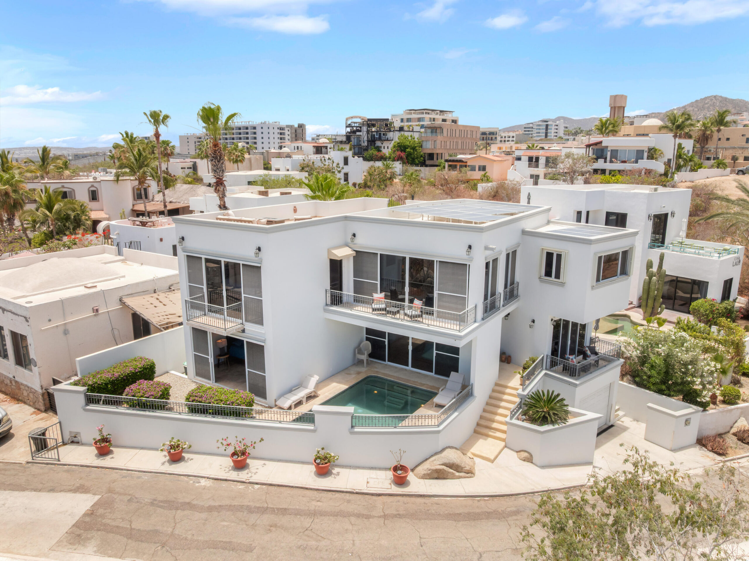 Cabo San Lucas Lomas Del Faro Casa en venta en Lomas del Faro Viejo, Los Cabos, con 225 m² de terreno y 130 m² de construcción distribuidos en dos niveles. La propiedad cuenta con amplia área de sala y comedor, cocina equipada con isla central y medio baño para visitas. En el exterior ofrece cochera para un vehículo, terraza, jardín y área de lavado de gran tamaño con pasto sintético.En planta baja se encuentran dos recámaras, cada una con clóset y baño completo privado, además de un espacio ideal para sala de televisión o área familiar. En la planta alta se ubica la recámara principal, que cuenta con clóset, baño completo, área de estudio y acceso a una terraza privada.La vivienda dispone de cisterna con capacidad de 10,000 litros y ofrece espacios amplios, funcionales y modernos. for sale