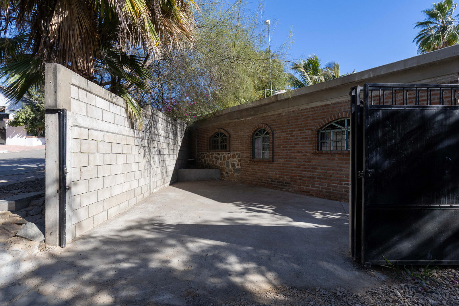 Cabo San Lucas Lomas Del Faro Casa en venta en Lomas del Faro Viejo, Los Cabos, con 225 m² de terreno y 130 m² de construcción distribuidos en dos niveles. La propiedad cuenta con amplia área de sala y comedor, cocina equipada con isla central y medio baño para visitas. En el exterior ofrece cochera para un vehículo, terraza, jardín y área de lavado de gran tamaño con pasto sintético.En planta baja se encuentran dos recámaras, cada una con clóset y baño completo privado, además de un espacio ideal para sala de televisión o área familiar. En la planta alta se ubica la recámara principal, que cuenta con clóset, baño completo, área de estudio y acceso a una terraza privada.La vivienda dispone de cisterna con capacidad de 10,000 litros y ofrece espacios amplios, funcionales y modernos. for sale