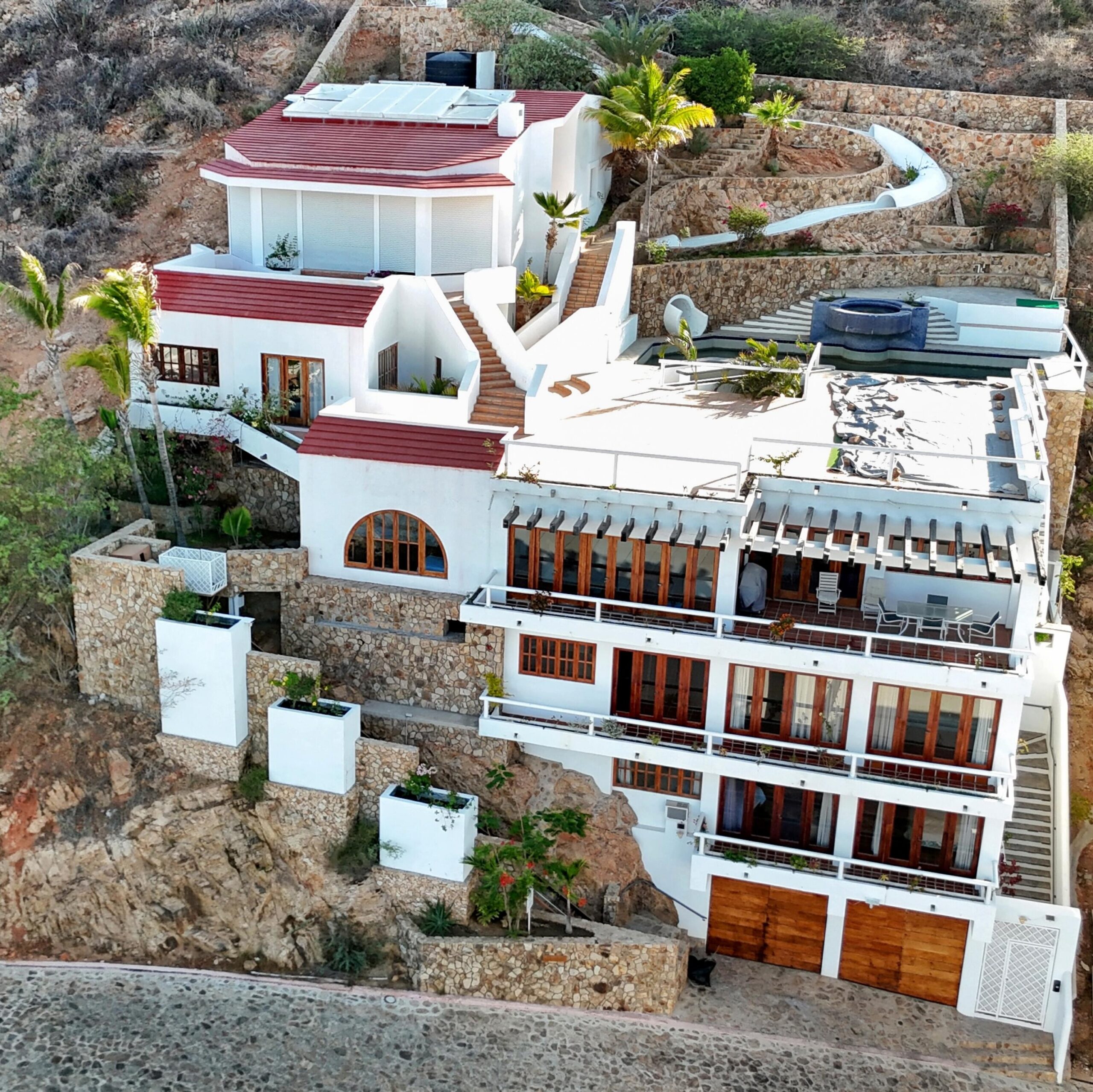 Cabo San Lucas 4 De Marzo Ubicada en la Colonia Ampliación Matamoros, a 5 min del centro de Cabo San Lucas. Ideal para familias o propiedad de rentas.Exterior: Patio con asador y cochera bardeada para 2 autos.P. Baja: Sala, comedor, cocina, medio baño, estudio con acceso independiente y recámara con baño completo y walk-in closet.P. Alta: 2 recámaras con terrazas privadas (una con baño completo).Located in Ampliación Matamoros, 5 min from downtown Cabo San Lucas. Ideal for families or rental property.Exterior: Patio with BBQ grill & fenced 2-car carport.Main Floor: Living/dining area, kitchen, half-bath, studio with private entrance & bedroom with full bath & walk-in closet.Upper Floor: 2 bedrooms with private terraces (one with a full bath). – L12 M337 Desnudos Camino del Sol Y, Cabo San Lucas, BS