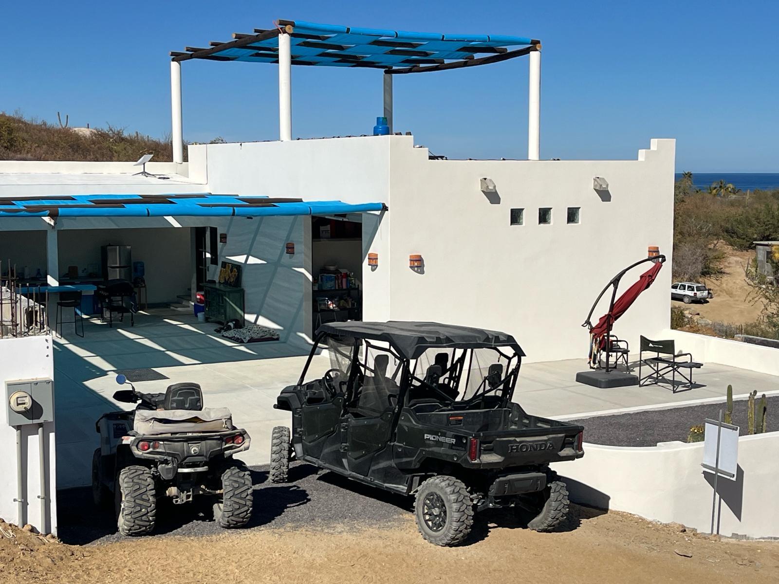 Cabo San Lucas 4 De Marzo Ubicada en la Colonia Ampliación Matamoros, a 5 min del centro de Cabo San Lucas. Ideal para familias o propiedad de rentas.Exterior: Patio con asador y cochera bardeada para 2 autos.P. Baja: Sala, comedor, cocina, medio baño, estudio con acceso independiente y recámara con baño completo y walk-in closet.P. Alta: 2 recámaras con terrazas privadas (una con baño completo).Located in Ampliación Matamoros, 5 min from downtown Cabo San Lucas. Ideal for families or rental property.Exterior: Patio with BBQ grill & fenced 2-car carport.Main Floor: Living/dining area, kitchen, half-bath, studio with private entrance & bedroom with full bath & walk-in closet.Upper Floor: 2 bedrooms with private terraces (one with a full bath). – Manuel Márquez De Le, Cabo San Lucas, BS