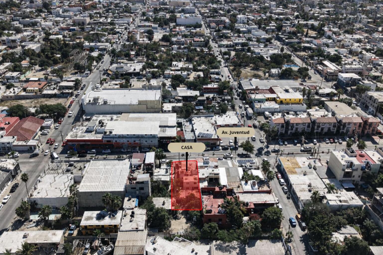 Cabo San Lucas Lomas Del Faro Casa en venta en Lomas del Faro Viejo, Los Cabos, con 225 m² de terreno y 130 m² de construcción distribuidos en dos niveles. La propiedad cuenta con amplia área de sala y comedor, cocina equipada con isla central y medio baño para visitas. En el exterior ofrece cochera para un vehículo, terraza, jardín y área de lavado de gran tamaño con pasto sintético.En planta baja se encuentran dos recámaras, cada una con clóset y baño completo privado, además de un espacio ideal para sala de televisión o área familiar. En la planta alta se ubica la recámara principal, que cuenta con clóset, baño completo, área de estudio y acceso a una terraza privada.La vivienda dispone de cisterna con capacidad de 10,000 litros y ofrece espacios amplios, funcionales y modernos. for sale