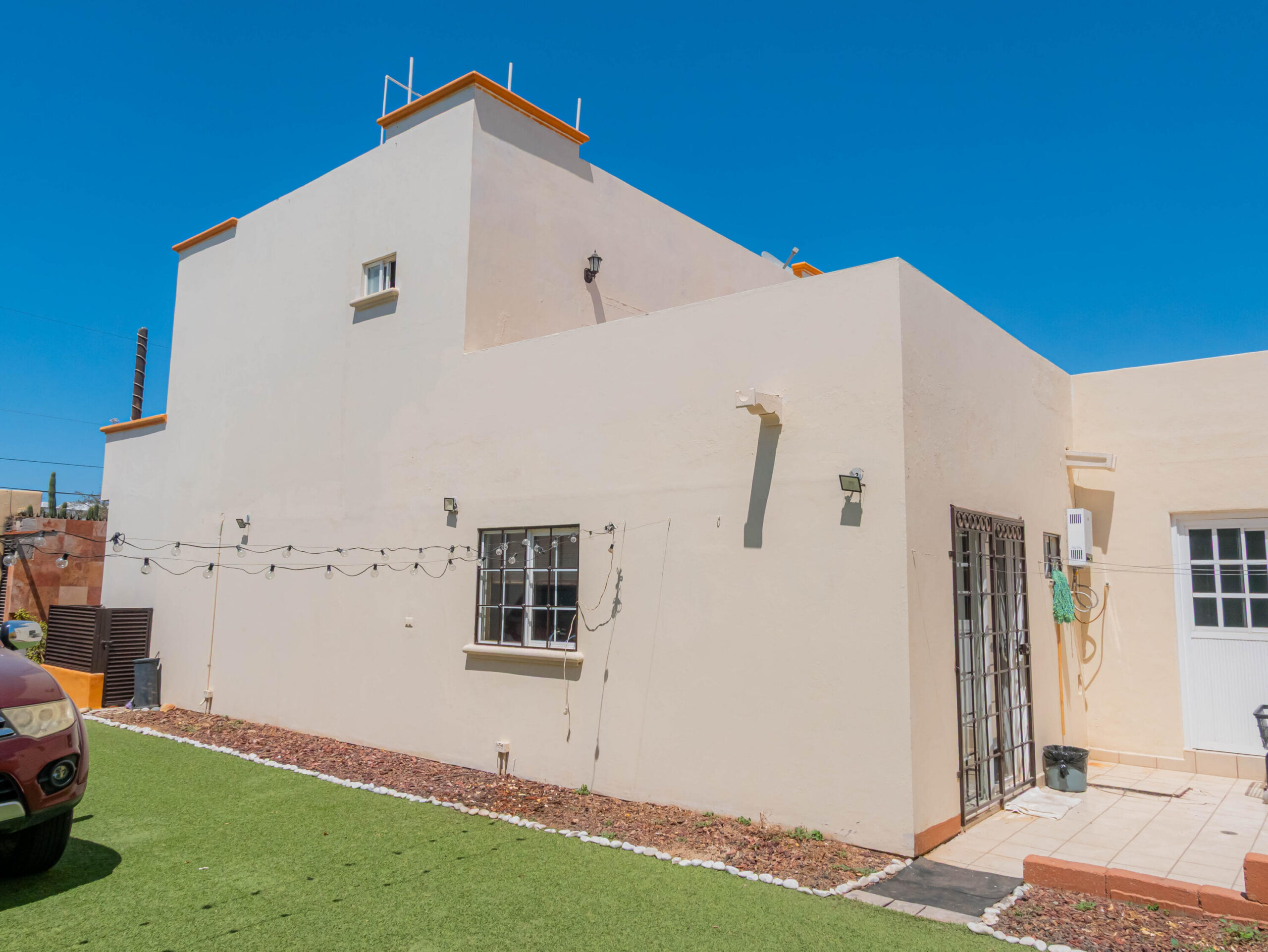 Cabo San Lucas Brisas Del Pac East Located in Casablanca, Cabo San Lucas, this property is ideal for those ready to take the next step: more space, greater comfort, and a smart investment in a well-established area.With approximately 15 for sale