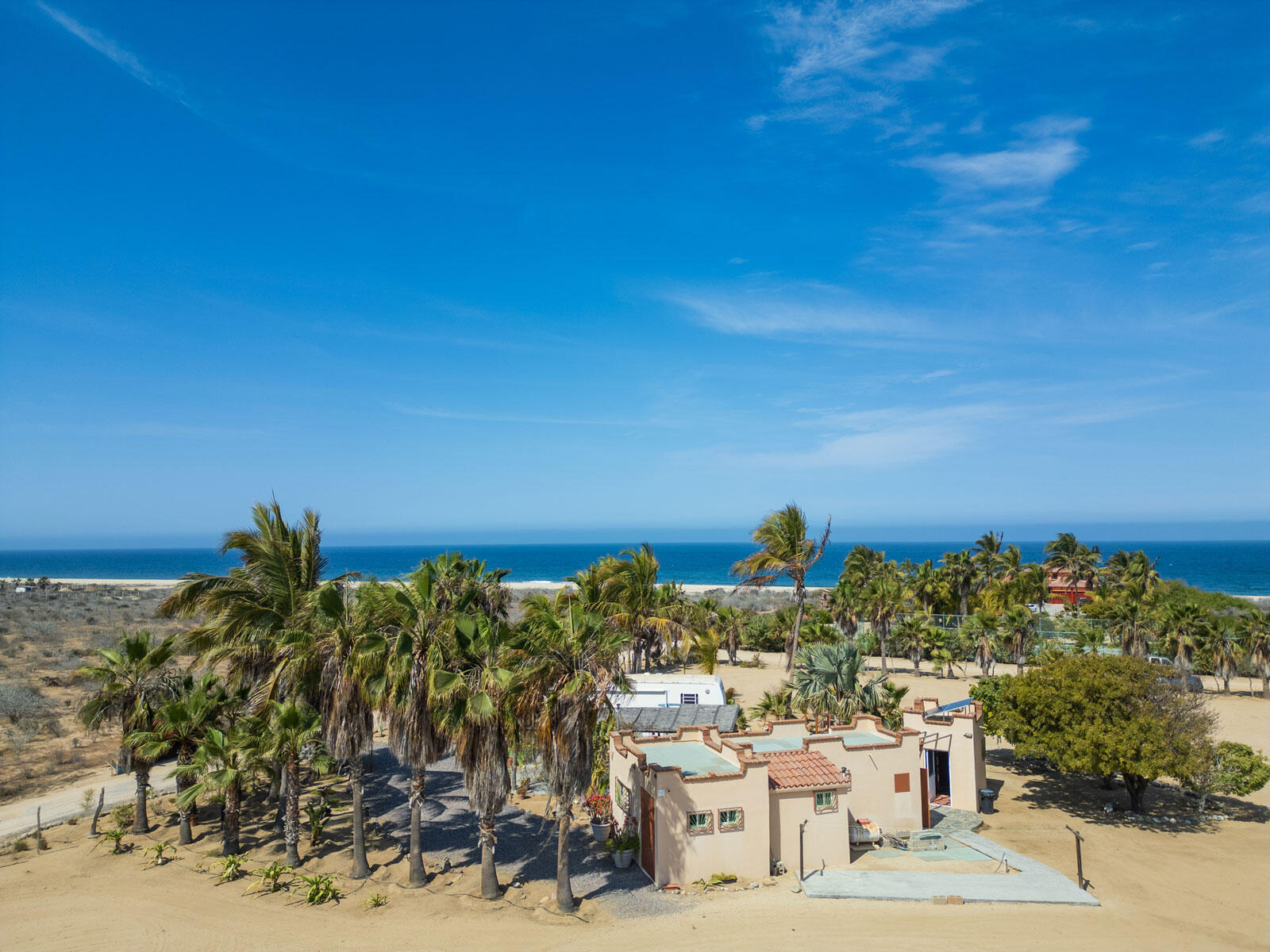 Cabo San Lucas Lomas Del Faro Casa en venta en Lomas del Faro Viejo, Los Cabos, con 225 m² de terreno y 130 m² de construcción distribuidos en dos niveles. La propiedad cuenta con amplia área de sala y comedor, cocina equipada con isla central y medio baño para visitas. En el exterior ofrece cochera para un vehículo, terraza, jardín y área de lavado de gran tamaño con pasto sintético.En planta baja se encuentran dos recámaras, cada una con clóset y baño completo privado, además de un espacio ideal para sala de televisión o área familiar. En la planta alta se ubica la recámara principal, que cuenta con clóset, baño completo, área de estudio y acceso a una terraza privada.La vivienda dispone de cisterna con capacidad de 10,000 litros y ofrece espacios amplios, funcionales y modernos. for sale