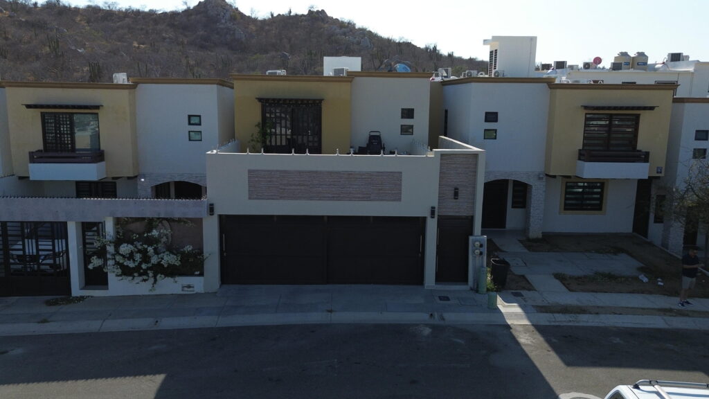 Cabo San Lucas Portales Te invito a conocer esta casa que esta disponible para venta. cuenta con 3 habitaciones, 2.5 baños, garage cerrado, una terraza amplia. cuenta con una espacio adicional que actualmente se usa como area de lavado en la segunda planta tiene una cisterna de 13,600 litros mas 1 tinaco de 2500ltsLA CASA SE VENDE EN PESOS MEXICANOS – 1608 LA BARCA, Cabo San Lucas, BS