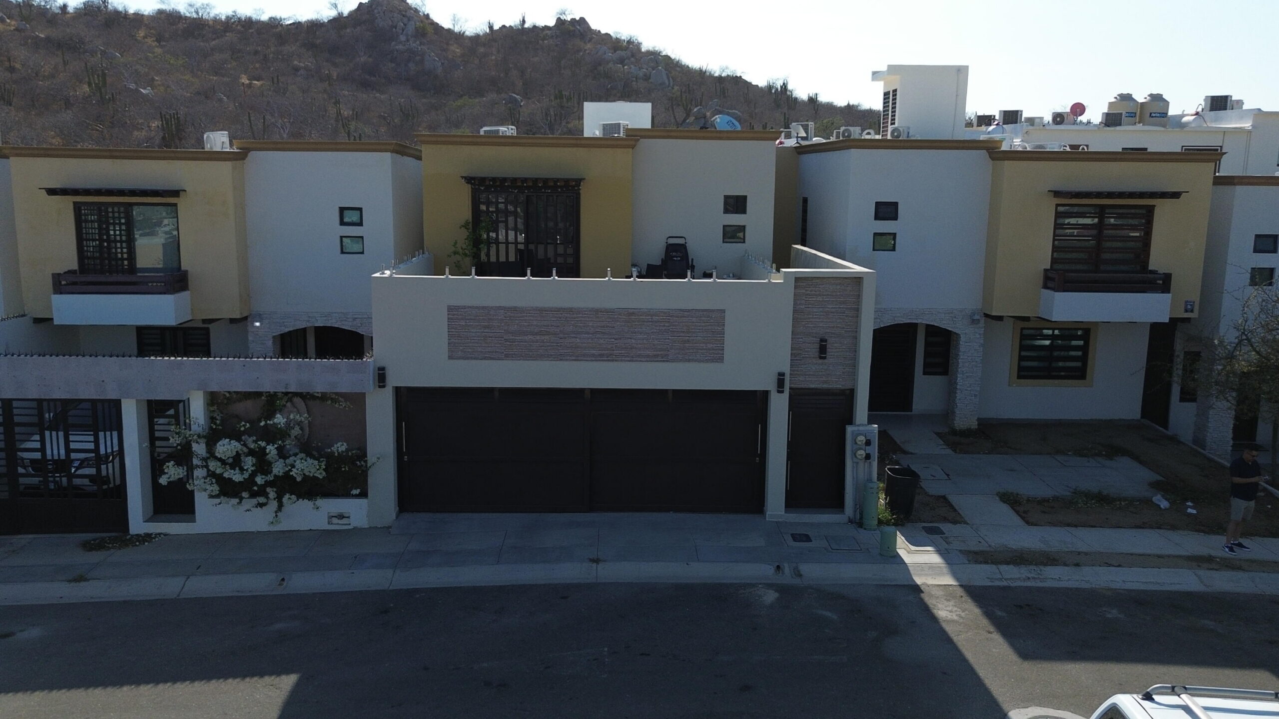 Cabo San Lucas Portales Te invito a conocer esta casa que esta disponible para venta. cuenta con 3 habitaciones, 2.5 baños, garage cerrado, una terraza amplia. cuenta con una espacio adicional que actualmente se usa como area de lavado en la segunda planta tiene una cisterna de 13,600 litros mas 1 tinaco de 2500ltsLA CASA SE VENDE EN PESOS MEXICANOS – 1608 LA BARCA, Cabo San Lucas, BS