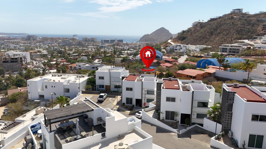Cabo San Lucas San Charbel Imagine living in a villa overlooking the Bay of Los Cabos, where luxury and comfort come together in a serene environment. This impressive property offers you moments of relaxation and fun in its pool, perfect for gatherings with friends and family. You won't have to worry about going to an external gym, you can train in our first-class facilities with sea – 3 Calle Balsa, Cabo San Lucas, BS