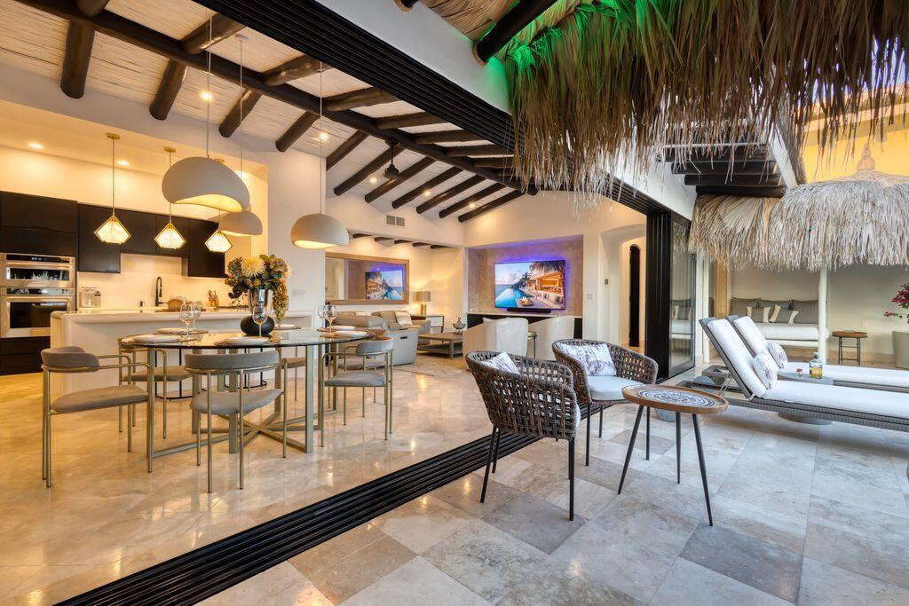 Cabo San Lucas San Charbel Imagine living in a villa overlooking the Bay of Los Cabos, where luxury and comfort come together in a serene environment. This impressive property offers you moments of relaxation and fun in its pool, perfect for gatherings with friends and family. You won't have to worry about going to an external gym, you can train in our first-class facilities with sea – Calle Paseo Colinas, Cabo San Lucas, BS