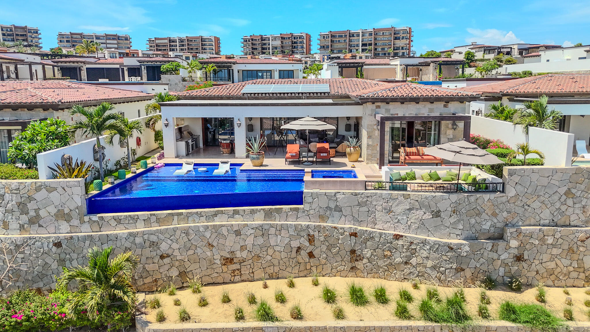 Cabo San Lucas 4 De Marzo Ubicada en la Colonia Ampliación Matamoros, a 5 min del centro de Cabo San Lucas. Ideal para familias o propiedad de rentas.Exterior: Patio con asador y cochera bardeada para 2 autos.P. Baja: Sala, comedor, cocina, medio baño, estudio con acceso independiente y recámara con baño completo y walk-in closet.P. Alta: 2 recámaras con terrazas privadas (una con baño completo).Located in Ampliación Matamoros, 5 min from downtown Cabo San Lucas. Ideal for families or rental property.Exterior: Patio with BBQ grill & fenced 2-car carport.Main Floor: Living/dining area, kitchen, half-bath, studio with private entrance & bedroom with full bath & walk-in closet.Upper Floor: 2 bedrooms with private terraces (one with a full bath). – Waldorf Astoria Casona 5, Cabo San Lucas, Cabo San Lucas, BS