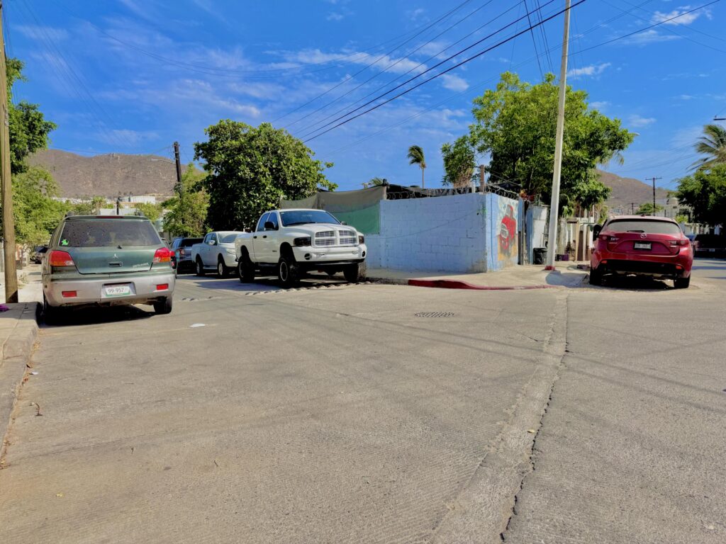 Cabo San Lucas 4 De Marzo Una esquina excepcional. Una oportunidad única.Emilio Point es un terreno extraordinario, definido por su distintiva geometría triangular, su privilegiada ubicación en esquina y su excepcional potencial.Su posición sobre dos frentes le brinda una presencia arquitectónica y una visibilidad extraordinarias, creando un lienzo ideal para desarrollar una residencia emblemática, un concepto boutique o una inversión verdaderamente singular.Más que un terreno, Emilio Point representa una declaración de exclusividad: un espacio donde ubicación, diseño y visión convergen.Único por naturaleza. Extraordinario por posición. – 2-C Cerro del Vigia, Cabo San Lucas, BS