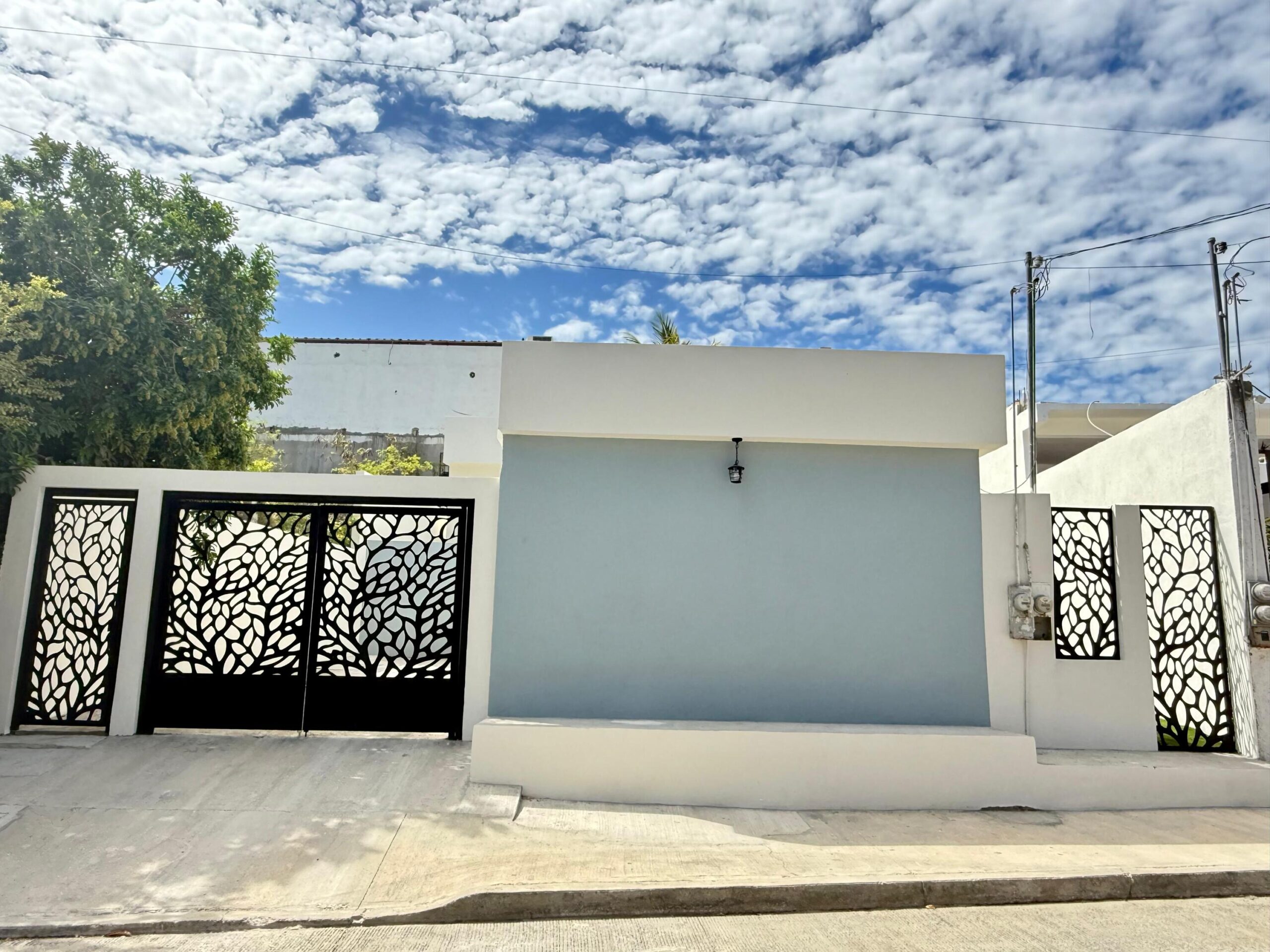 Cabo San Lucas Lomas Del Faro Casa en venta en Lomas del Faro Viejo, Los Cabos, con 225 m² de terreno y 130 m² de construcción distribuidos en dos niveles. La propiedad cuenta con amplia área de sala y comedor, cocina equipada con isla central y medio baño para visitas. En el exterior ofrece cochera para un vehículo, terraza, jardín y área de lavado de gran tamaño con pasto sintético.En planta baja se encuentran dos recámaras, cada una con clóset y baño completo privado, además de un espacio ideal para sala de televisión o área familiar. En la planta alta se ubica la recámara principal, que cuenta con clóset, baño completo, área de estudio y acceso a una terraza privada.La vivienda dispone de cisterna con capacidad de 10,000 litros y ofrece espacios amplios, funcionales y modernos. – Calle Benito Juarez, Cabo San Lucas, BS